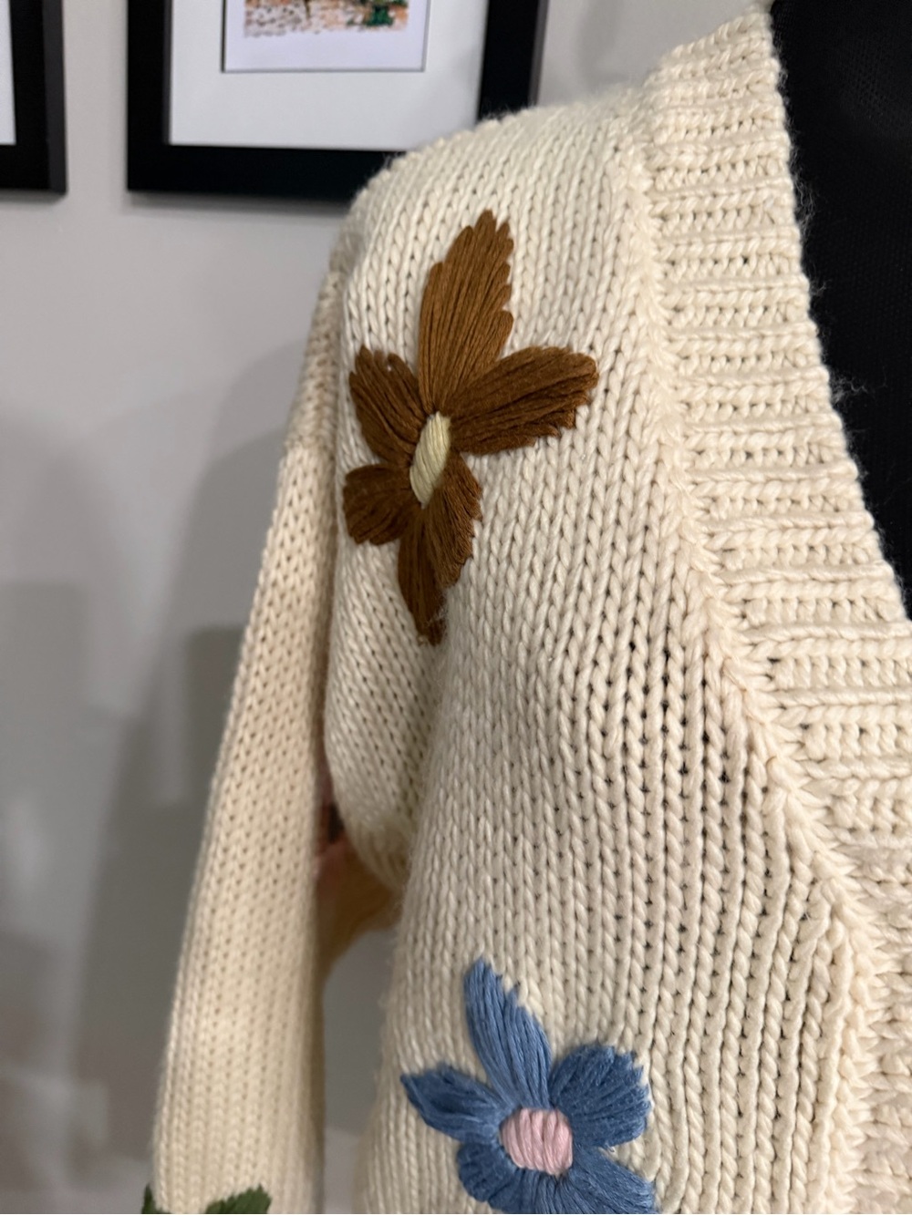 NWT Blank NYC Women’s Cream Chunky Knit Floral Appliqué V-Neck Cardigan M - Picture 3 of 9